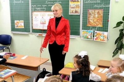 maestra en actitud de enseñar